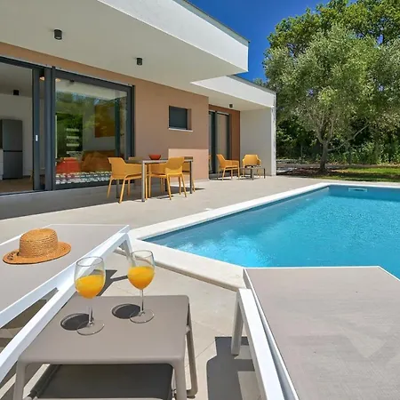 Solis-modern For A Romantic Retreat, Heated Pool *