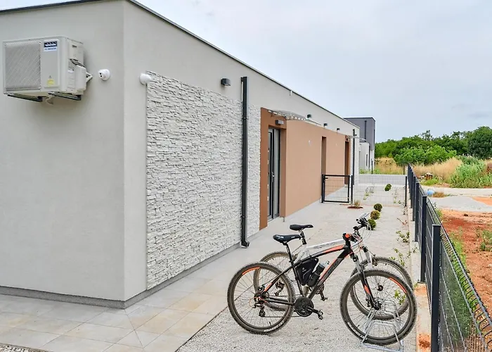 Solis-modern For A Romantic Retreat, Heated Pool * Ližnjan