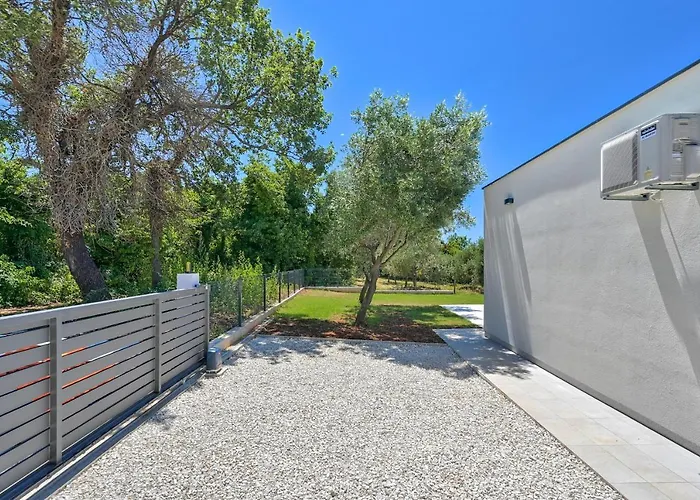 Solis-modern For A Romantic Retreat, Heated Pool *