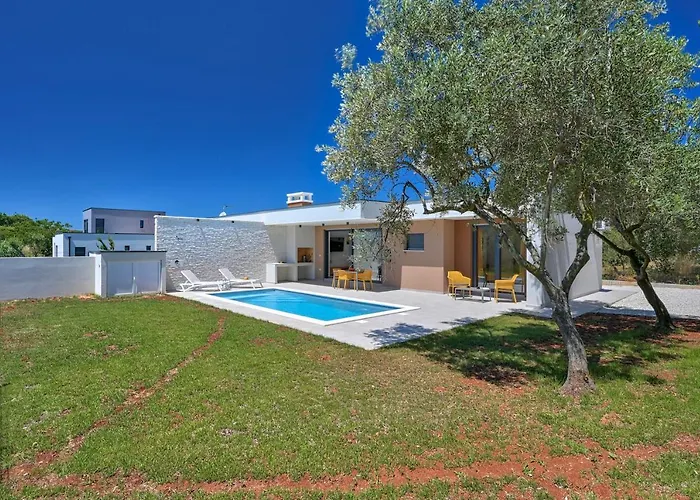Villa Solis-modern For A Romantic Retreat, Heated Pool *