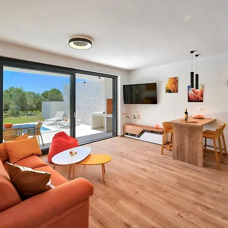 Solis-modern For A Romantic Retreat, Heated Pool וילה