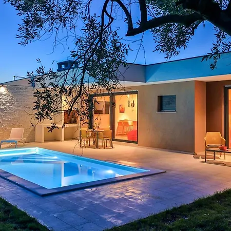 Villa Solis-modern For A Romantic Retreat, Heated Pool *