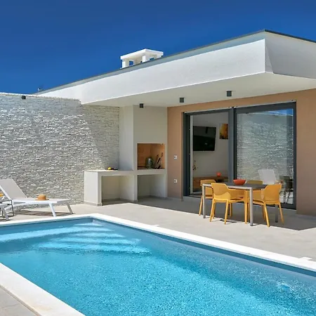 Solis-modern For A Romantic Retreat, Heated Pool וילה