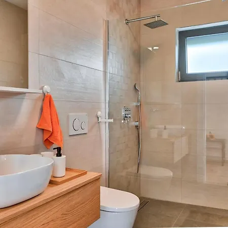 וילה Solis-modern For A Romantic Retreat, Heated Pool Ližnjan