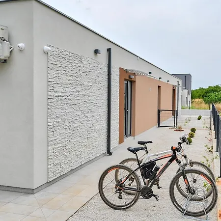 Solis-modern For A Romantic Retreat, Heated Pool * Ližnjan