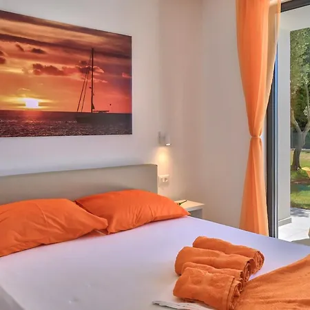 Villa Solis-modern For A Romantic Retreat, Heated Pool Liznjan