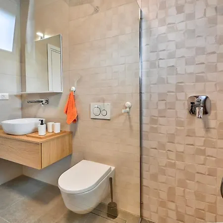 Solis-modern For A Romantic Retreat, Heated Pool * Ližnjan