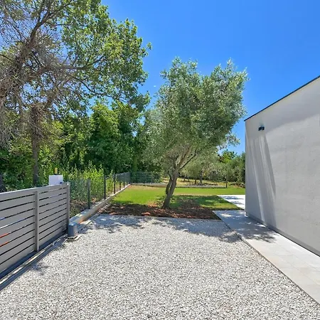 Solis-modern For A Romantic Retreat, Heated Pool *