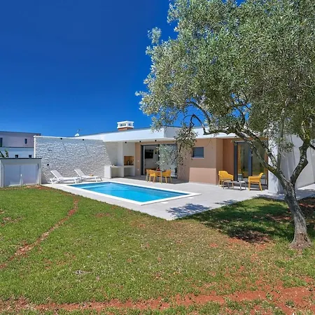 Villa Solis-modern For A Romantic Retreat, Heated Pool *