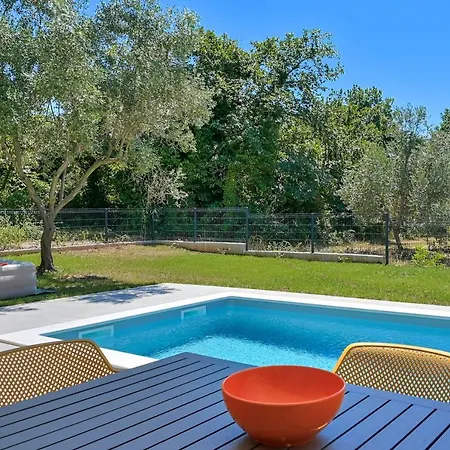 וילה Solis-modern For A Romantic Retreat, Heated Pool Ližnjan