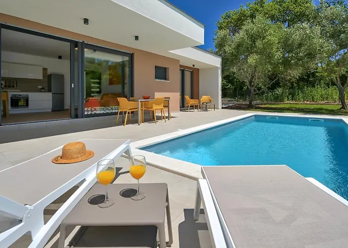 Solis-modern For A Romantic Retreat, Heated Pool *